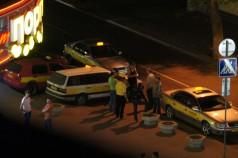 Войны конкурентов: в Бресте за клиента таксисты бьют друг другу лица и машины