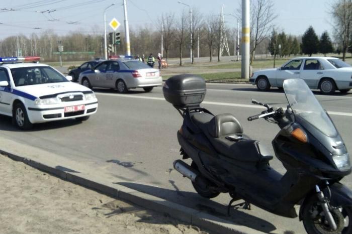 Очевидцы: в Бобруйске инспектор ДПС упал на скутере